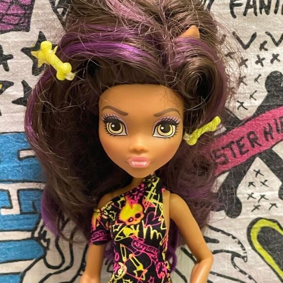 Monster High doll  Clawdeen Wolf - Picture 3 of 8